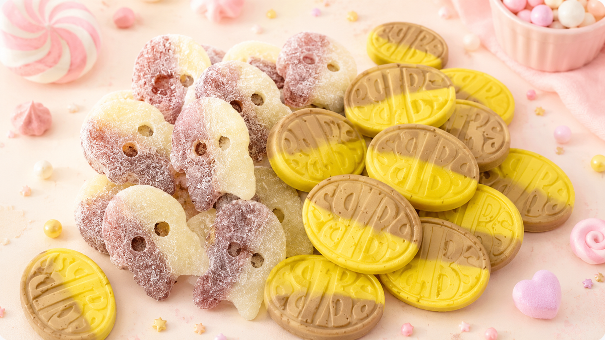 Bonbons suédois BUBS avec têtes de mort gélifiées et bonbons ovales jaune et brun
